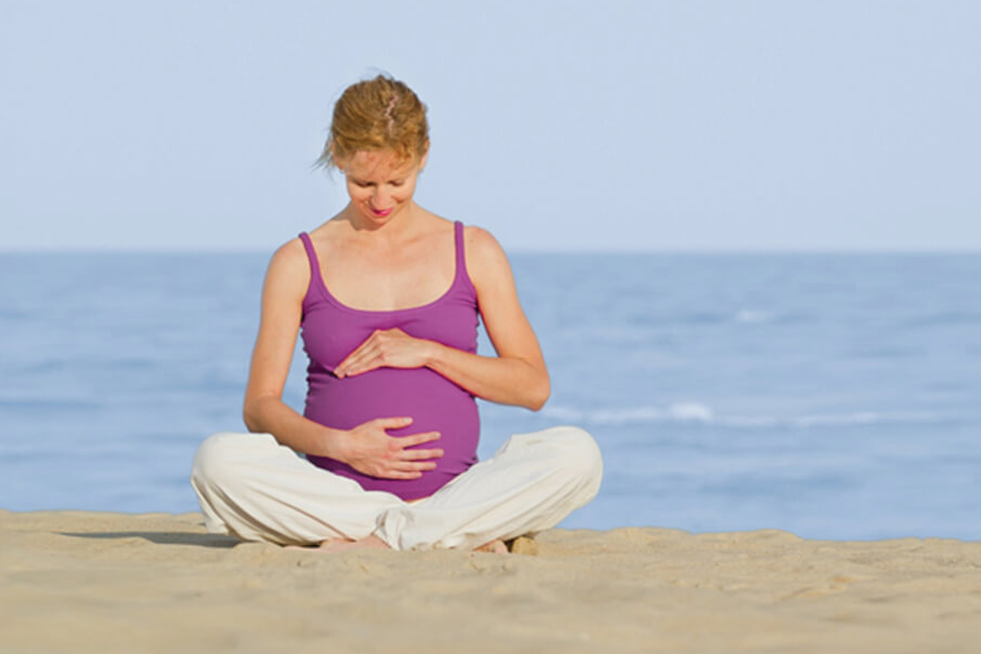 Можно ли беременным загорать на солнце. Беременные женщины на море. Фотосессия беременных на море. Беременные женщины на пляже.